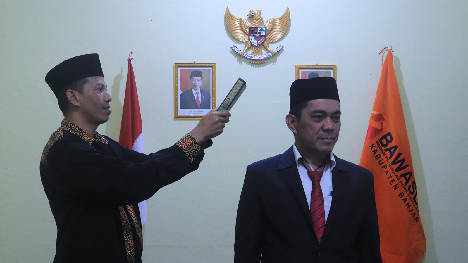 Pelantikan PAW Anggota Bawaslu Kabupaten Banjar, Bagja Harapkan Untuk Bekerja Cepat