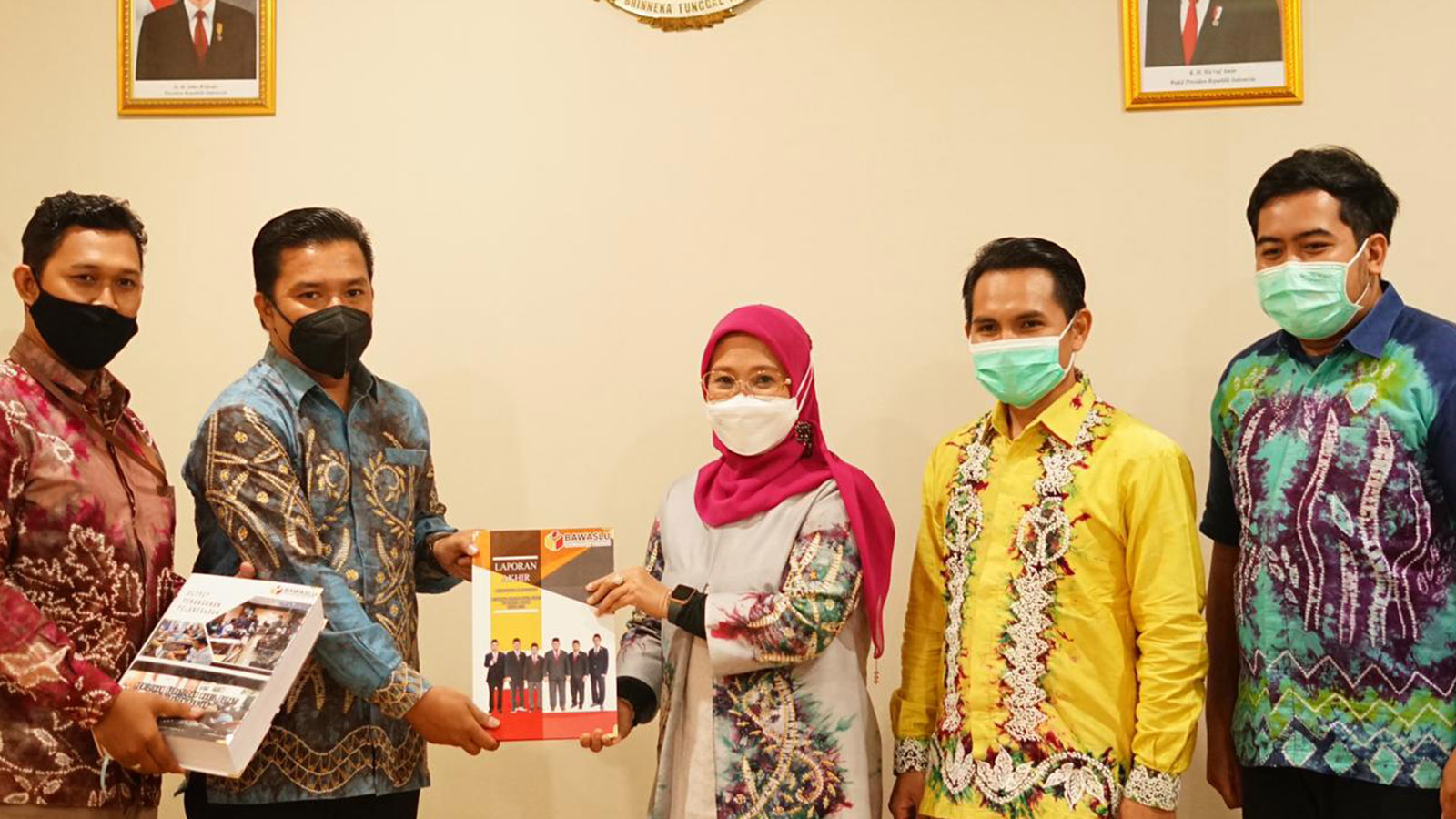 Penyerahan Laporan Akhir Penanganan Pelanggaran Bawaslu Kabupaten Banjar Kepada Bawaslu RI