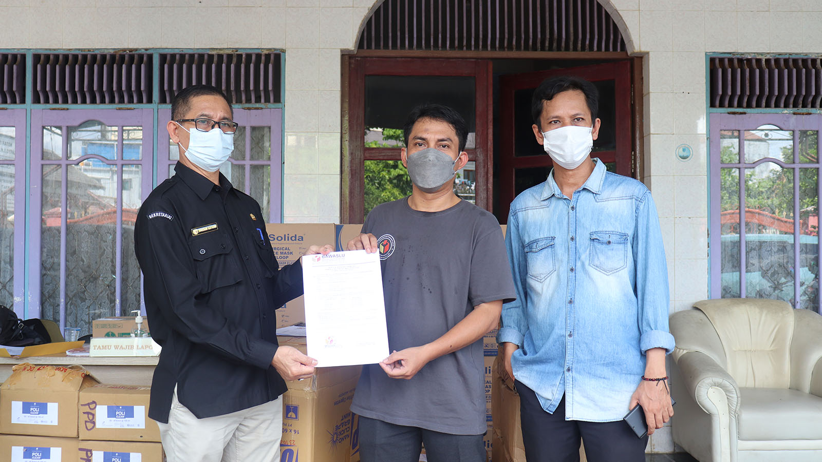 Bantuan APD dari Bawaslu Provinsi KalSel untuk Persiapan PSU 9 Juni 2021