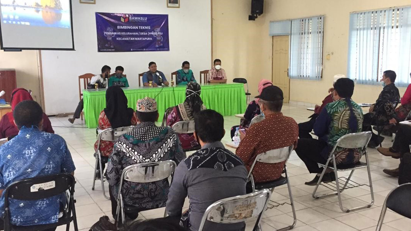 Ketua Bawaslu Banjar Memberikan Arahan Saat Bimtek Pengawas Desa/Kelurahan
