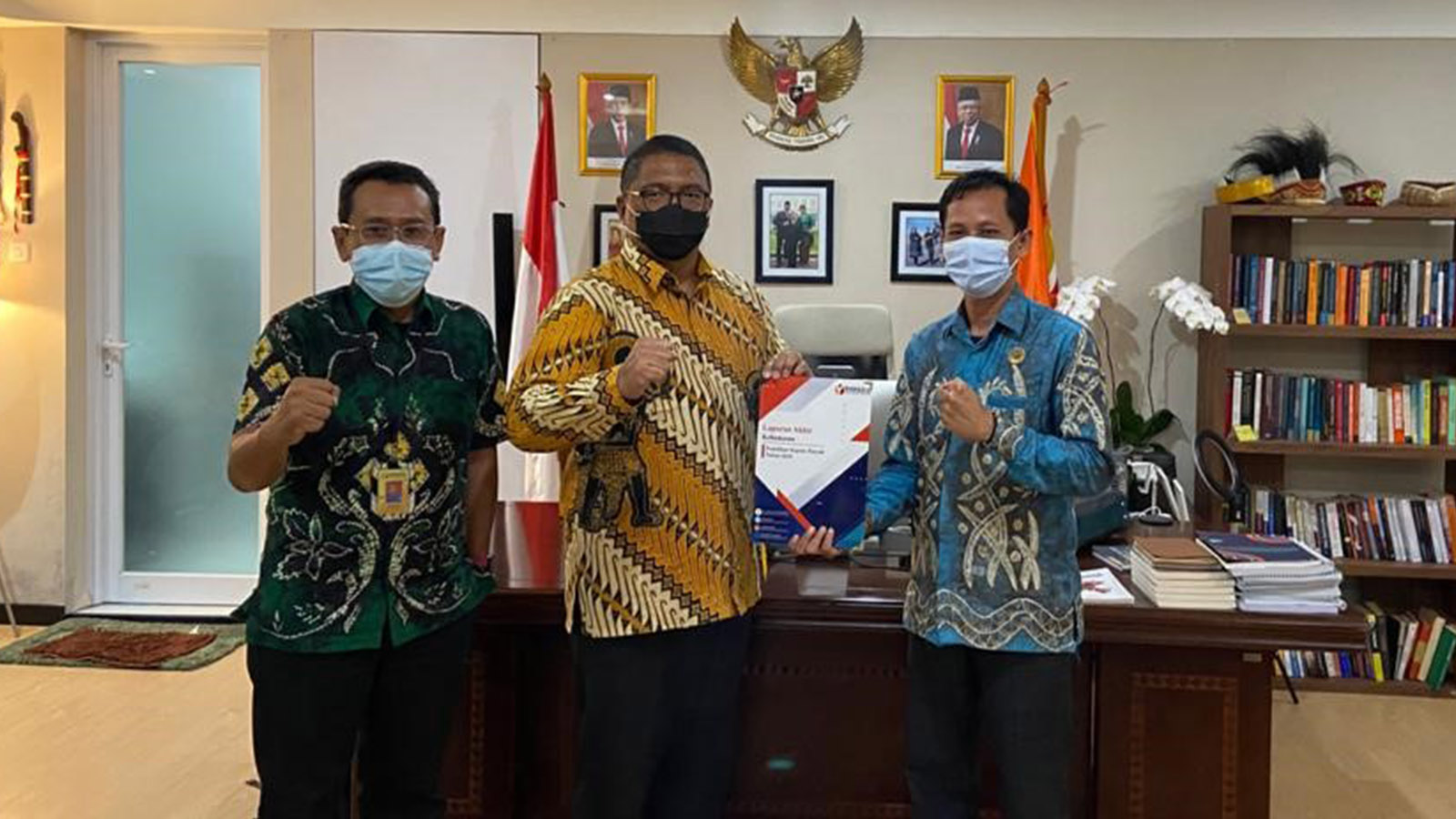 Penyerahan Laporan Akhir Kehumasan Kepada Bawaslu RI