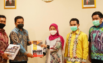 Penyerahan Laporan Akhir Penanganan Pelanggaran Bawaslu Kabupaten Banjar Kepada Bawaslu RI