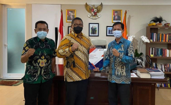 Penyerahan Laporan Akhir Kehumasan Kepada Bawaslu RI