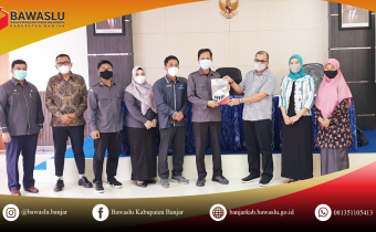Bawaslu Kabupaten Banjar Menyerahkan Laporan Akhir PPID Tahun 2020