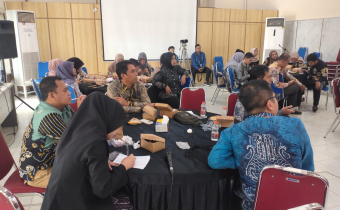 Dalam kesempatan tersebut, materi disampaikan oleh Kepala KPPN Banjarmasin, Fanny Fariyanto, yang memberikan pemaparan komprehensif terkait tata kelola keuangan negara yang efektif, transparan, dan berintegritas.  Melalui kegiatan ini, diharapkan jajaran sekretariat Bawaslu Kabupaten Banjar semakin profesional dalam menjalankan tugas, khususnya dalam pengelolaan administrasi dan keuangan yang mendukung kinerja kelembagaan.